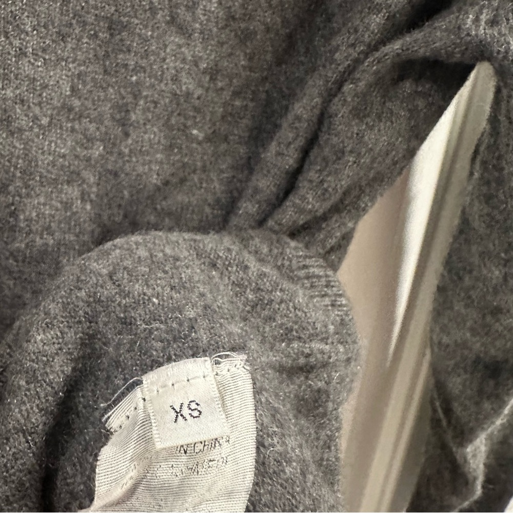 La Garçonne Moderne Dark Grey Heathered 100% Cashmare V-Neck Long Sleeve Sweater - Picture 7 of 9